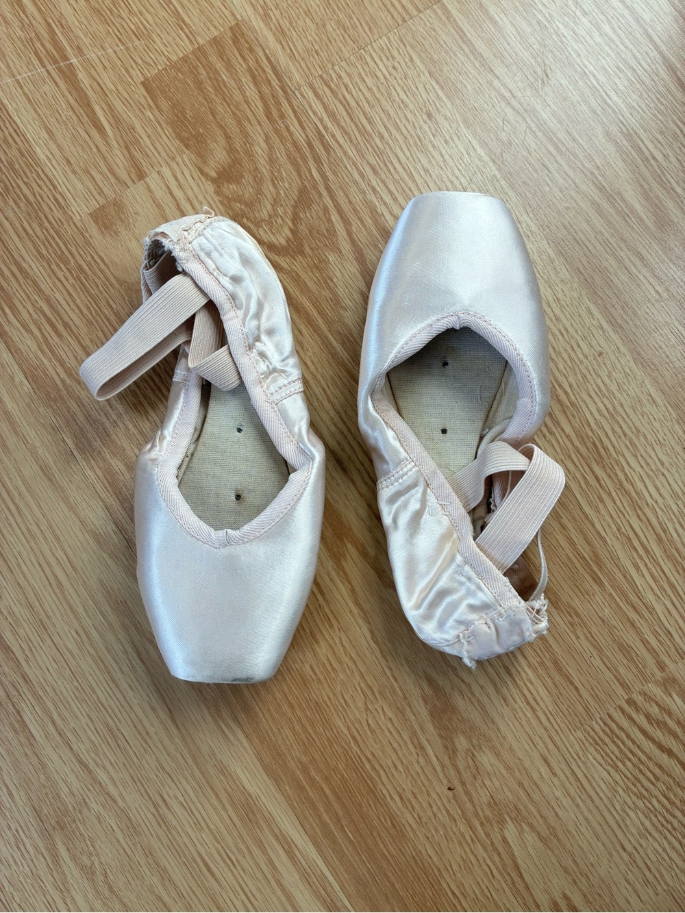 Classic Ballet Pointe Shoes in Pale Pink
